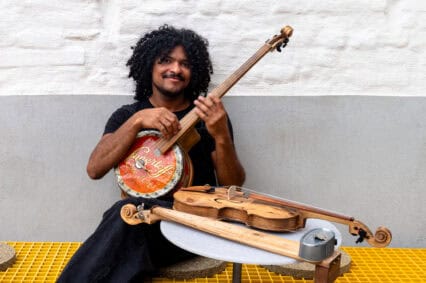 Caldeira toont zijn zelfgemaakte instrumenten